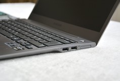Seitenansicht (li.) mit den Anschlüssen: USB 2.0 und MicroSD-Slot - Samsung 5 Ultra NP530U3C