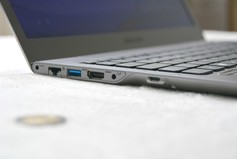 Seitenansicht (re.) mit den Anschlüssen: USB 3.0, LAN, HDMI, Mikro, Mini - Samsung 5 Ultra NP530U3C