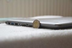 Die Höhe im Vergleich zu einer 2 Euro Münze - Samsung 5 Ultra NP530U3C