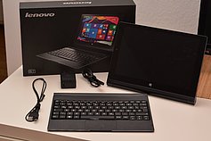 Lieferumfang des Lenovo Yoga 2: Tablet, Bluetooth-Tastatur, USB-Ladegerät, 2x Micro-USB-Kabel