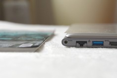 Das Ultrabook ist flach wie eine Zeitschrift. Eine C't wäre in diesem Beispiel genau so hoch - Samsung 5 Ultra NP530U3C